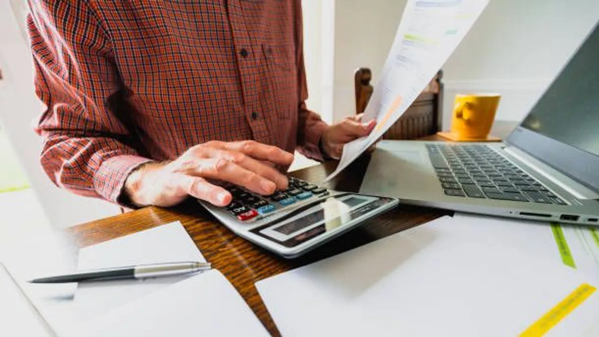 un-hombre-hace-calculos-en-relacion-a-su-pension-de-jubilacion_e631