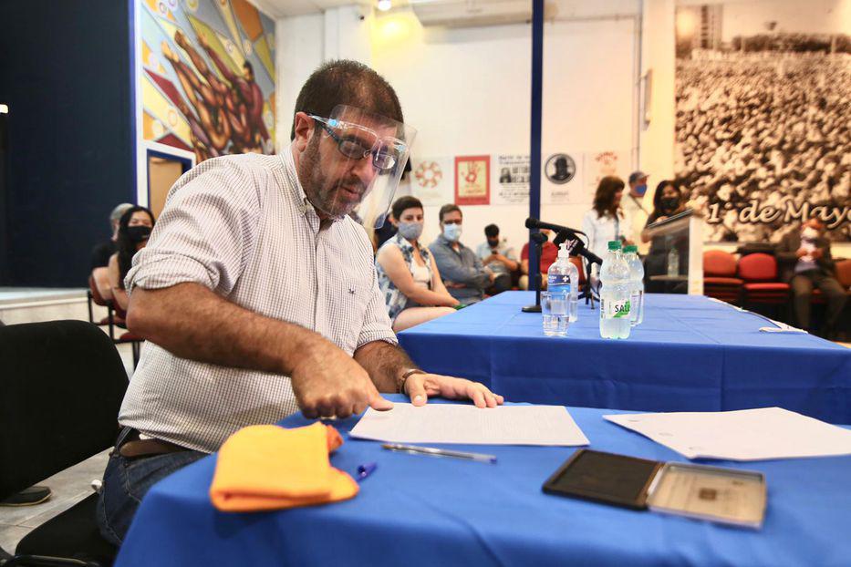 Fernando Pereira firma contra la LUC