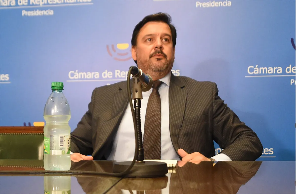 adrian-pena-renuncia-foco-uyjpg