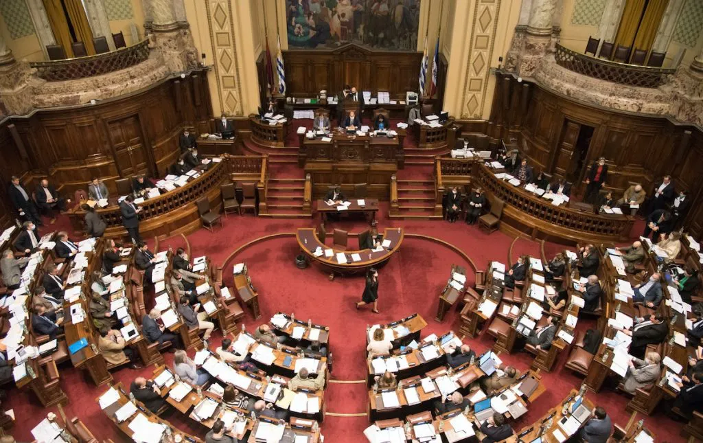 ParlamentoUy000IMGREF50090-1024x645