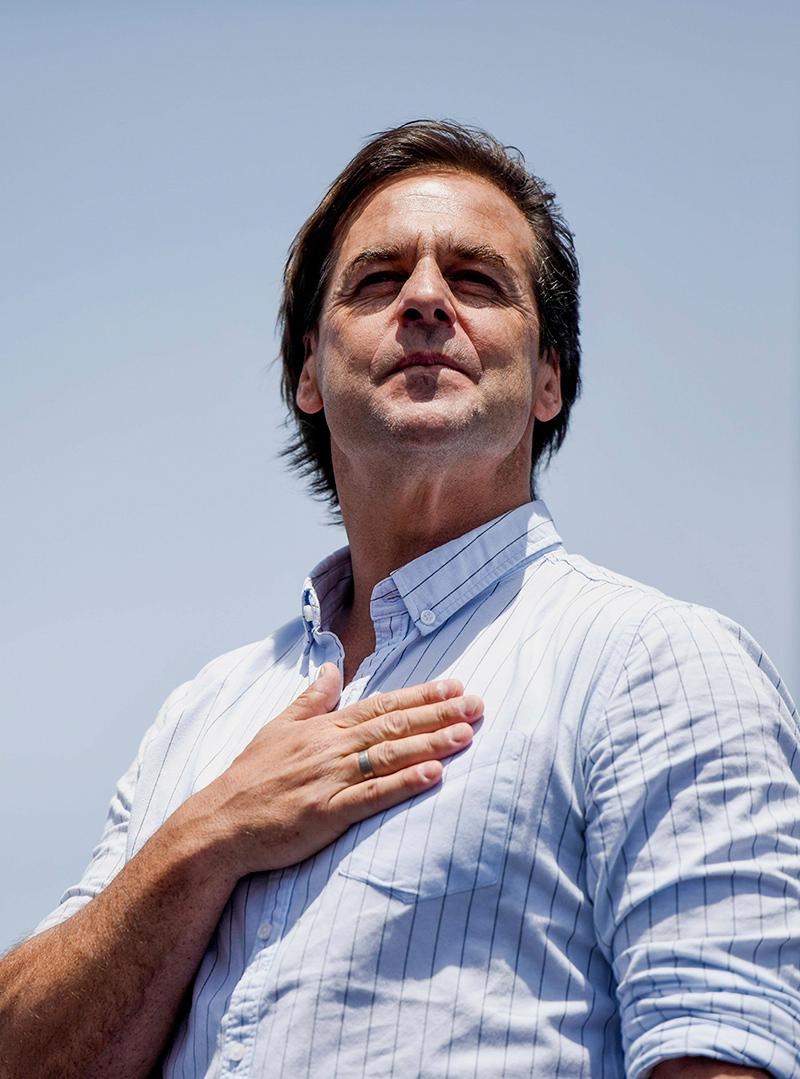 Lacalle-mano-en-el-pecho
