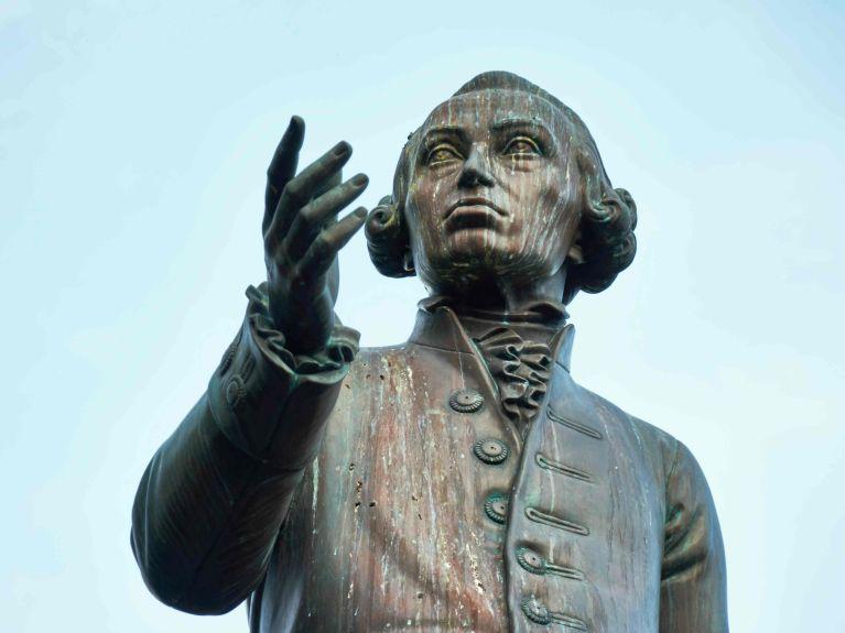 216803346-statue-kant
