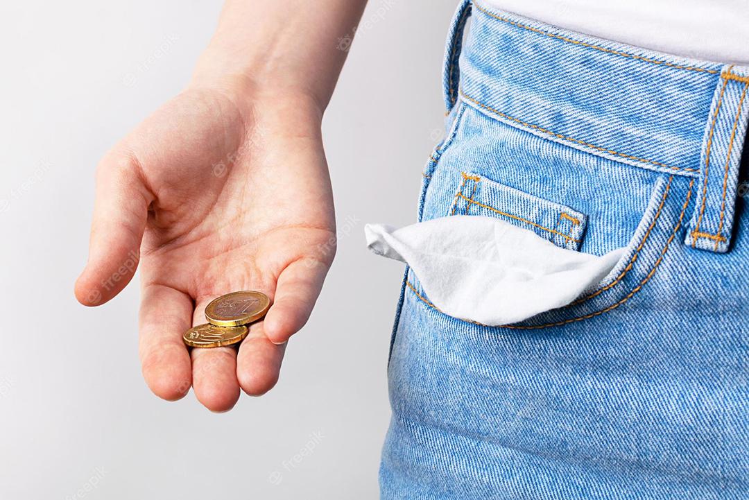 mujer-mostrando-bolsillos-vacios-pocas-monedas-mano-concepto-quiebra_199470-12