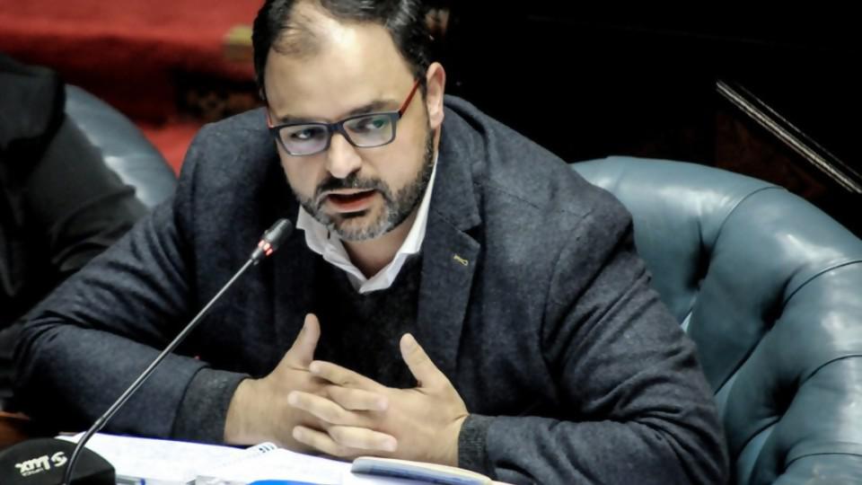 Charles Carrera Parlamento