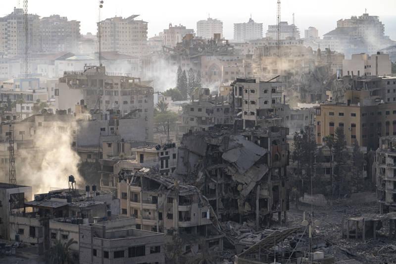 la-ciudad-de-gaza-arrasada-por-los-bombardeos-lanzados-por-israel-tras-la-ofensiva-de-hamas_f7b858b9_AP23284511730844_231013121430_800x533