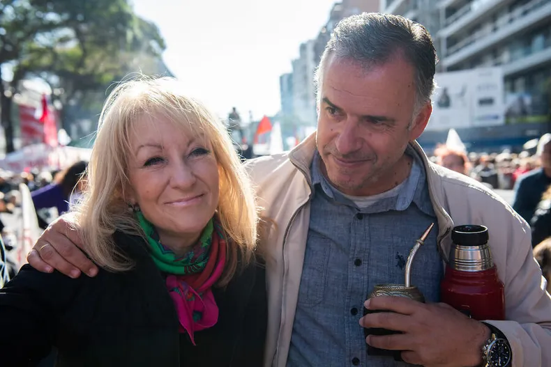 yamandu-orsi-y-carolina-cosse-el-acto-el-dia-internacional-los-trabajadores-foto-santiago-mazzarovich-adhocfotos