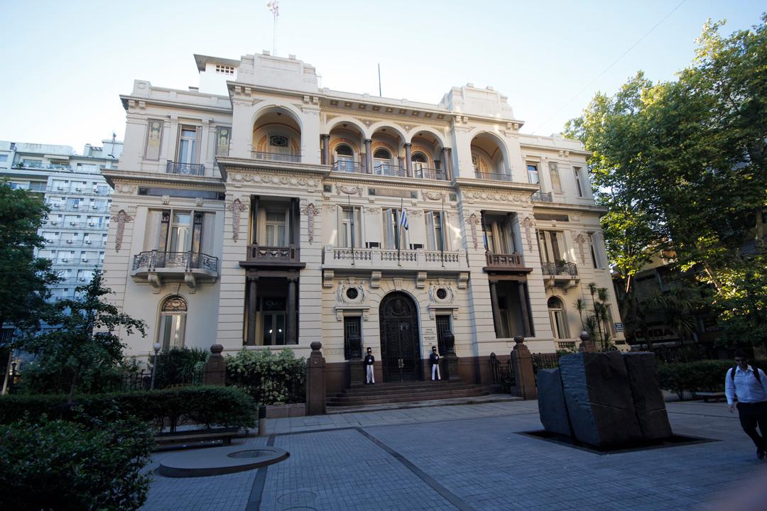Frente_de_la_Corte_Judicial_y_plaza_enjardinada_al_frente_de_la_misma