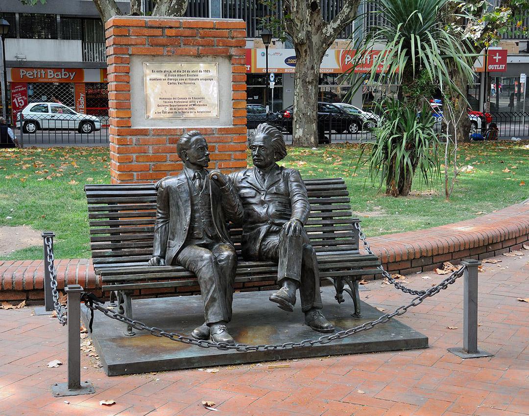 1280px-Monumento_al_encuentro_entre_Einstein_y_Vaz_Ferreira
