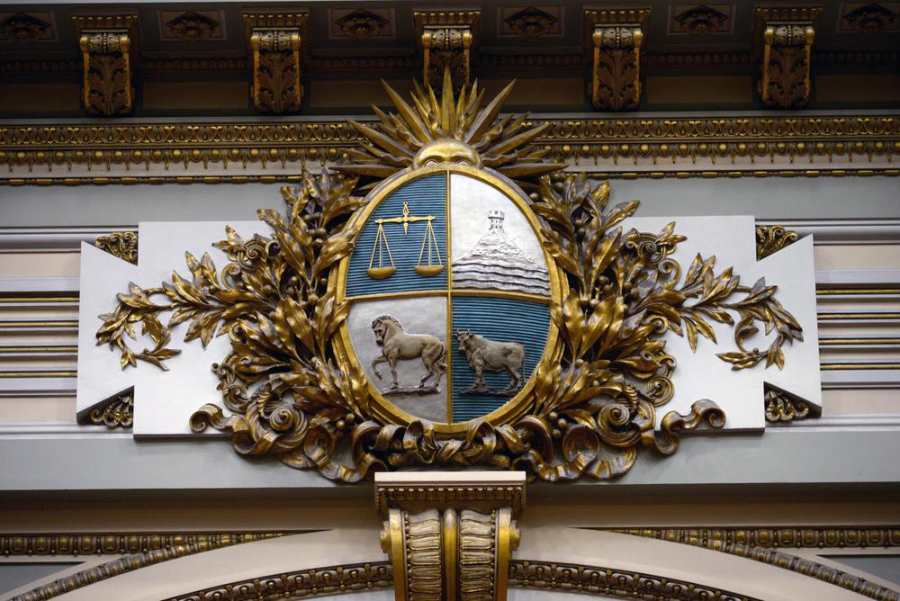 📸 Escudo Nacional en madera policromada. Sala de sesiones de la Cámara de Senadores.
