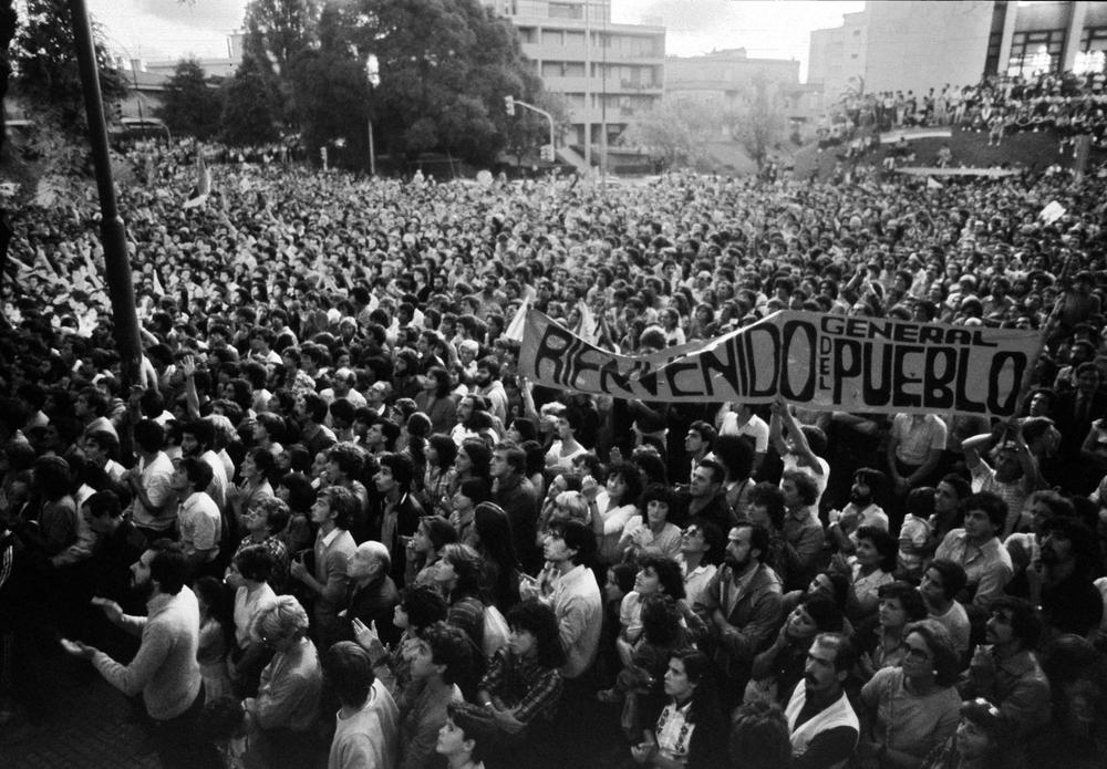 LS 039 Dìa liberaciòn. Multitud espera